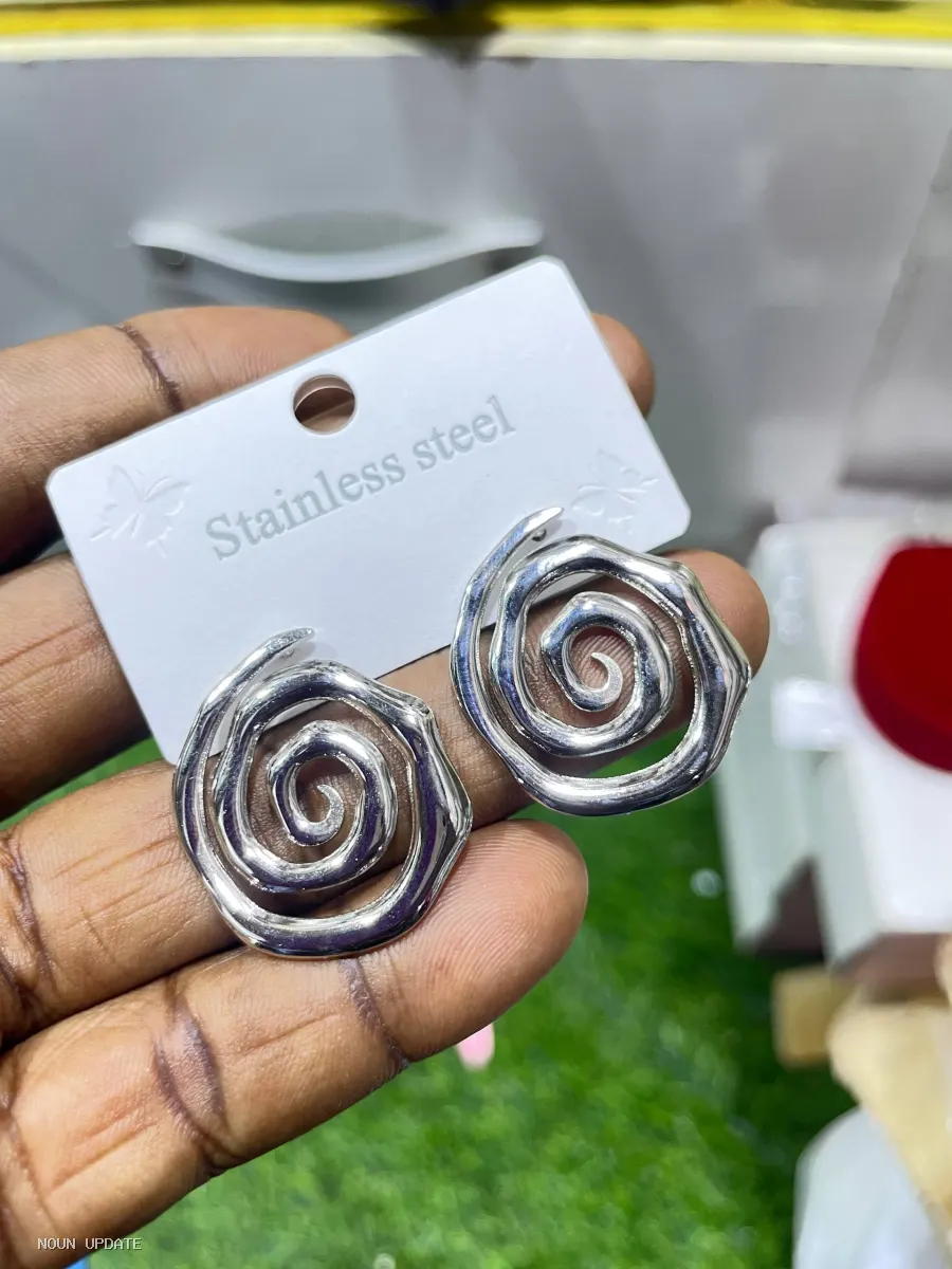 Statement earrings image 3